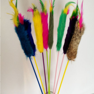 Zabawka lupipets dla kota "Wędka z kitką i piórkiem", długość wędki 55 cm, wielokolorowa